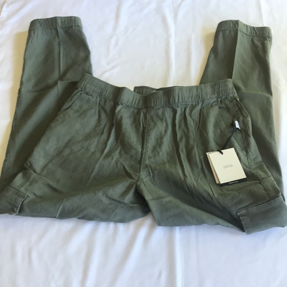 Onia Stretch Cargo Linen Jogger in Army Green - Picture 6 of 11